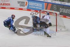 DEL - Eishockey - Saison 2020/21 - ERC Ingolstadt - EHC Red Bull München - Der 0:2 Treffer durch Schütz Justin (#12 München) - Michael Garteig Torwart (#34 ERCI) - Wayne Simpson (#21 ERCI) - Foto: Jürgen Meyer