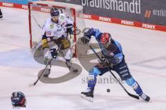 DEL - ERC Ingolstadt - Eisbären Berlin - Playoffs HF - Tim Wohlgemuth (33 - ERC) spielt sich durch die Beine zum Tor, Kai Wissmann (Nr.6 - Eisbären Berlin)