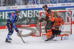 DEL; ERC Ingolstadt - Grizzlys Wolfburg; Wayne Simpson (Nr.21 - ERC) Torwart Dustin Strahlmeier (Nr.1 - Grizzlys) Spencer Machacek (Nr.93 - Grizzlys)