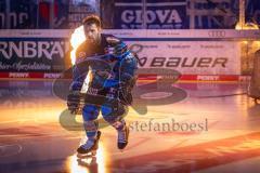 DEL; ERC Ingolstadt - Dresdner Eislöwen; vor dem Spiel Einmarsch durch den Pantherkopf,  Feuer, Barber Riley (37 ERC)