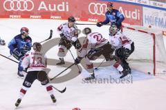 DEL - ERC Ingolstadt - Kölner Haie - links Tim Wohlgemuth (33 - ERC) trifft zum 1:0 Tor, Jubel, Torwart Justin Pogge (Nr.49 - Kölner Haie) keine Chance