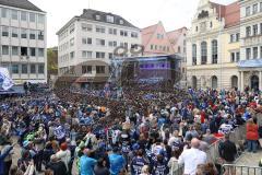 ERC Ingolstadt - Vizemeisterschaftsfeier am Rathausplatz - Saison 2022/2023 - Fans am Rathausplatz - Banner - Choreo - Die Mannschaft auf der Bühne - Foto: Meyer Jürgen