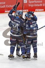 Penny DEL - Eishockey - Saison 2021/22 - ERC Ingolstadt - Grizzlys Wolfsburg - Der 1:0 Führungstreffer durch Daniel Pietta (#86 ERCI) - jubel - Wayne Simpson (#21 ERCI)- Jerome Flaake (#90 ERCI) -  Foto: Jürgen Meyer