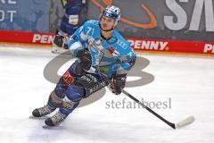 Penny DEL - Eishockey - Saison 2021/22 - ERC Ingolstadt - Adler Mannheim - Justin Feser (#71 ERCI) beim warm machen  -  Foto: Jürgen Meyer