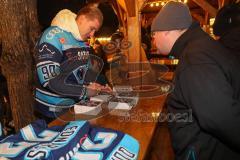 ERC Ingolstadt - Saison 2022/23 - Spieler an der Eisarena - Jerome Flaake beim Autogramme schreiben  - Foto: Markus Banai