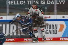 Penny DEL - Eishockey - Saison 2021/22 - ERC Ingolstadt - Kölner Haie - Wayne Simpson (#21 ERCI) - Luis Üffing (#42 Köln) -  Foto: Stefan Bösl