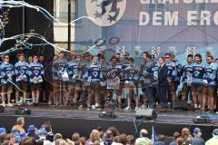 ERC Ingolstadt - Vizemeisterschaftsfeier am Rathausplatz - Saison 2022/2023 - Fans am Rathausplatz - Banner - Choreo - Die Mannschaft auf der Bühne - Verabschiedung Frederic Storm - Ben Marshal - Foto: Meyer Jürgen