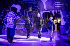 DEL; ERC Ingolstadt - Dresdner Eislöwen; Ehrung Thomas Greilinger (39 ERC) mit seinen Söhnen, Maskottchen Xaver