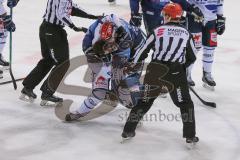 DEL - Eishockey - Saison 2020/21 - ERC Ingolstadt - Schwenninger Wild Wings - Brandon Defazio (#24 ERCI) im Zweikampf - Boxkampf mit Dylan Yeo (#5 Schwenningen) - Foto: Jürgen Meyer