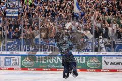 DEL; Playoffs; ERC Ingolstadt - DEG Düsseldorf; Sieg Jubel Freude Halbfinale erreicht, Fan Fankurve Banner Fahnen Spruchband Spieler bedanken sich bei den Fans, Torwart Kevin Reich (35 - ERC)