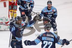 DEL; Playoffs; ERC Ingolstadt - DEG Düsseldorf; Mirko Höfflin (10 - ERC) stochert den Puck vom Tornetz runter ins Tor zum 4:6 Anschlusstreffer, Tor Jubel Treffer Mathew Bodie (22 - ERC) Wayne Simpson (21 - ERC)