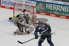 Penny DEL - Eishockey - Saison 2021/22 - ERC Ingolstadt - Krefeld Pinguine - Nikita Quapp Torwart (#31 Krefeld) - Louis-Marc Aubry (#11 ERCI) - Arturs Kulda (#5 Krefeld) -  Foto: Jürgen Meyer