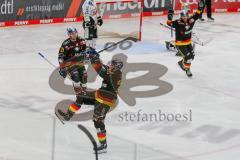Penny DEL - Eishockey - Saison 2021/22 - ERC Ingolstadt - Fishtown Pinguin Bremerhaven - Der 3:1 Führungstreffer durch David Warsofsky (#55 ERCI) - Jubel -  Foto: Jürgen Meyer
