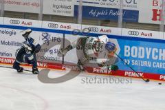 Penny DEL - Eishockey - Saison 2021/22 - ERC Ingolstadt - Augsburger Panther - Wojciech Stachowiak (#19 ERCI) - Dennis Miller (#52 Augsburg) -  Check an der Bande - Foto: Stefan Bösl