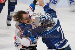 Penny DEL - Eishockey - Saison 2021/22 - ERC Ingolstadt - Adler Mannheim - Zweikampf - Boxkampf zwischen Colton Jobke (#7 ERCI) und Andrew Desjardins (#84 Mannheim) -  Foto: Meyer Jürgen