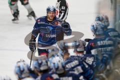 Penny DEL - Eishockey - Saison 2021/22 - ERC Ingolstadt - Augsburger Panther - Der 3:0 Führungstreffer durch Frederik Storm (#9 ERCI) - jubel -  Abklatschen an der Bande - Foto: Stefan Bösl