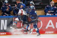 Penny DEL - Eishockey - Saison 2021/22 - ERC Ingolstadt - Adler Mannheim - Chris Bourque (#77 ERCI) checkt Joonas Lehtivuori (#6 Mannheim) an die Spielerbank -  Foto: Meyer Jürgen