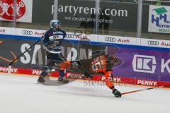 Penny DEL - Eishockey - Saison 2021/22 - ERC Ingolstadt - Grizzlys Wolfsburg -  Simon Gnyp (#3 ERCI) - Darren Archibald (#25 Wolfsburg) - check - Foto: Jürgen Meyer