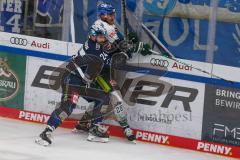 Penny DEL - Eishockey - Saison 2021/22 - ERC Ingolstadt - Augsburger Panther - Brandon Defazio (#24 ERCI) -  John Rogl (#28 Augsburg) - Foto: Stefan Bösl