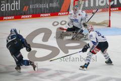 Penny DEL - Eishockey - Saison 2021/22 - ERC Ingolstadt - Schwenninger Wild Wings - Louis-Marc Aubry (#11 ERCI) - Joacim Eriksson Torwart (#60 Schwenningen) -  Foto: Jürgen Meyer