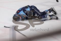 DEL; Playoffs; ERC Ingolstadt - Adler Mannheim; Halbfinale; bleibt verletzt liegen, Hand oder Arm, Marko Friedrich (67 ERC)