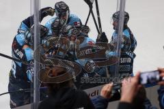 DEL; Playoffs; ERC Ingolstadt - DEG Düsseldorf; Tor Jubel Treffer Siegtreffer Stefan Matteau (17 ERC) und alle Spieler feiern an der Glasscheibe bei den Fans