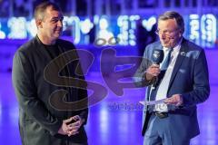 DEL; ERC Ingolstadt - Dresdner Eislöwen; Ehrung Thomas Greilinger (39 ERC) mit seinen Söhnen, ERC-Geschäftsführer Claus Liedy