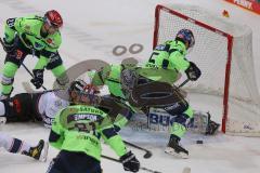 DEL - Eishockey - Saison 2020/21 - ERC Ingolstadt - Nürnberg Ice Tigers -Daniel Schmölz (#25 Nürnberg) -  - Michael Garteig Torwart (#34 ERCI) - Fabio Wagner (#5 ERCI) -  Foto: Jürgen Meyer