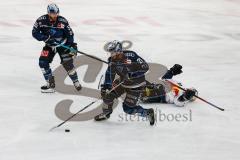 Penny DEL - Eishockey - Saison 2021/22 - ERC Ingolstadt - Red Bull München - Wayne Simpson (#21 ERCI) - Filip Varejcka (#91 München) -  Foto: Jürgen Meyer