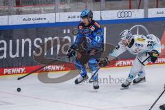 DEL; ERC Ingolstadt - Dresdner Eislöwen; Zweikampf Kampf um den Puck Girduckis Abbott (17 ERC) Suvanto David (33 DDE)