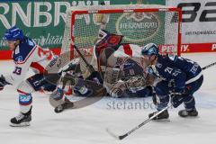 Penny DEL - Eishockey - Saison 2021/22 - ERC Ingolstadt - Adler Mannheim - Felix Brückmann Torwart (#90 Mannheim) - Frederik Storm (#9 ERCI) rutschen ins Tor -  Wayne Simpson (#21 ERCI) - Foto: Meyer Jürgen