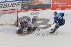 DEL - Eishockey - Saison 2020/21 - ERC Ingolstadt - EHC Red Bull München - Brandon Defazio (#24 ERCI) trifft beim Penaltyschiessen zum Siegtreffer 3:2 - Danny aus den Birken Torwart (#33 München) - jubel - Foto: Jürgen Meyer