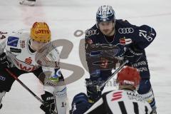 Im Bild: Ross Mauermann (Bremerhaven) Wayne Simpson (#21 ERCI)

