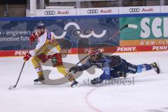 DEL - Eishockey - ERC Ingolstadt - Düsseldorfer EG - Victor Svensson (39 DEG) Mirko Höfflin (10 ERC) hinterher