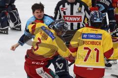 DEL; Playoffs; ERC Ingolstadt - DEG Düsseldorf; Schlägerei Tye McGinn (16 ERC) mit Alec McCrea (3 DEG)