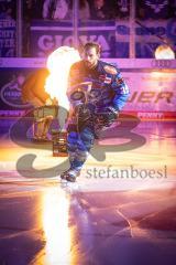 DEL; ERC Ingolstadt - Dresdner Eislöwen; vor dem Spiel Einmarsch durch den Pantherkopf,  Feuer, Keating Austen (89 ERC)