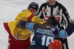 DEL; Playoffs; ERC Ingolstadt - DEG Düsseldorf; Schlägerei Tye McGinn (16 ERC) mit Alec McCrea (3 DEG)