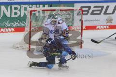 DEL - Eishockey - Saison 2020/21 - ERC Ingolstadt - Schwenninger Wild Wings - Tim Wohlgemuth (#33 ERCI) - Joakim Eriksson Torwart (#60 Schwenningen) - Foto: Jürgen Meyer