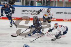 Penny DEL - Eishockey - Saison 2021/22 - ERC Ingolstadt - EHC Red Bull München -  Jerome Flaake (#90 ERCI) - Maximilian Daubner (#70 München) - Foto: Jürgen Meyer