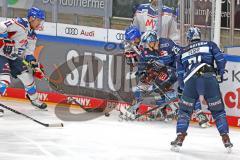 Penny DEL - Eishockey - Saison 2021/22 - ERC Ingolstadt - Adler Mannheim -  Leon Hüttl (#25 ERCI) - Ilari Melart (#11 Mannheim) - Foto: Meyer Jürgen
