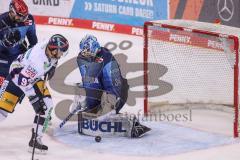 DEL - ERC Ingolstadt - Eisbären Berlin - Playoffs HF - Tor für Berlin 1:1 Tor Jubel, Matt White (Nr.97 - Eisbären Berlin) Torwart Michael Garteig (34 ERC)