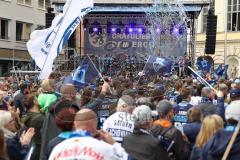 ERC Ingolstadt - Vizemeisterschaftsfeier am Rathausplatz - Saison 2022/2023 - Fans am Rathausplatz - Banner - Choreo - Die Mannschaft auf der Bühne - - Foto: Meyer Jürgen