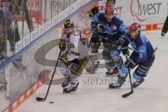 DEL - Eishockey - Saison 2020/21 - ERC Ingolstadt - Krefeld Pinguine - Philipp Mass (#83 Krefeld) - Tim Wohlgemuth (#33 ERCI) - Foto: Jürgen Meyer