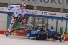 DEL - Eishockey - Saison 2020/21 - ERC Ingolstadt - Schwenninger Wild Wings - Emil Quaas (#20 ERCI) - David Cerny (#26 Schwenningen) - Foto: Jürgen Meyer