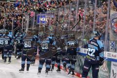 DEL; Playoffs; ERC Ingolstadt - DEG Düsseldorf; Sieg Jubel Freude Halbfinale erreicht, Fan Fankurve Banner Fahnen Spruchband Spieler bedanken sich bei den Fans,