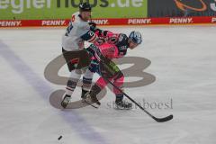 Penny DEL - Eishockey - Saison 2021/22 - ERC Ingolstadt - Nürnberg Ice Tigers - Samuel Soramies (#28 ERCI) - Daniel Schmölz (#25 Nürnberg) -  Foto: Jürgen Meyer