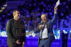 DEL; ERC Ingolstadt - Dresdner Eislöwen; Ehrung Thomas Greilinger (39 ERC) mit seinen Söhnen, ERC-Geschäftsführer Claus Liedy