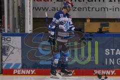 DEL - Eishockey - Saison 2020/21 - ERC Ingolstadt - Schwenninger Wild Wings - Mathew Bodie (#22 ERCI) wirft die Pucks auf das Eis - Foto: Jürgen Meyer