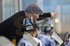 Im Bild: Christian Sohlmann (Trainer ERC Frauen) im Gespräch mit seiner Spielerin
