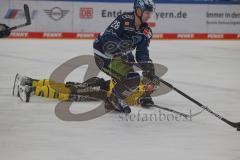 Penny DEL - Eishockey - Saison 2021/22 - ERC Ingolstadt - Krefeld Pinguine - Lucas Lessio (Nr.6 - Krefeld Pinguine) -  Samuel Soramies (#28 ERCI) - Foto: Jürgen Meyer